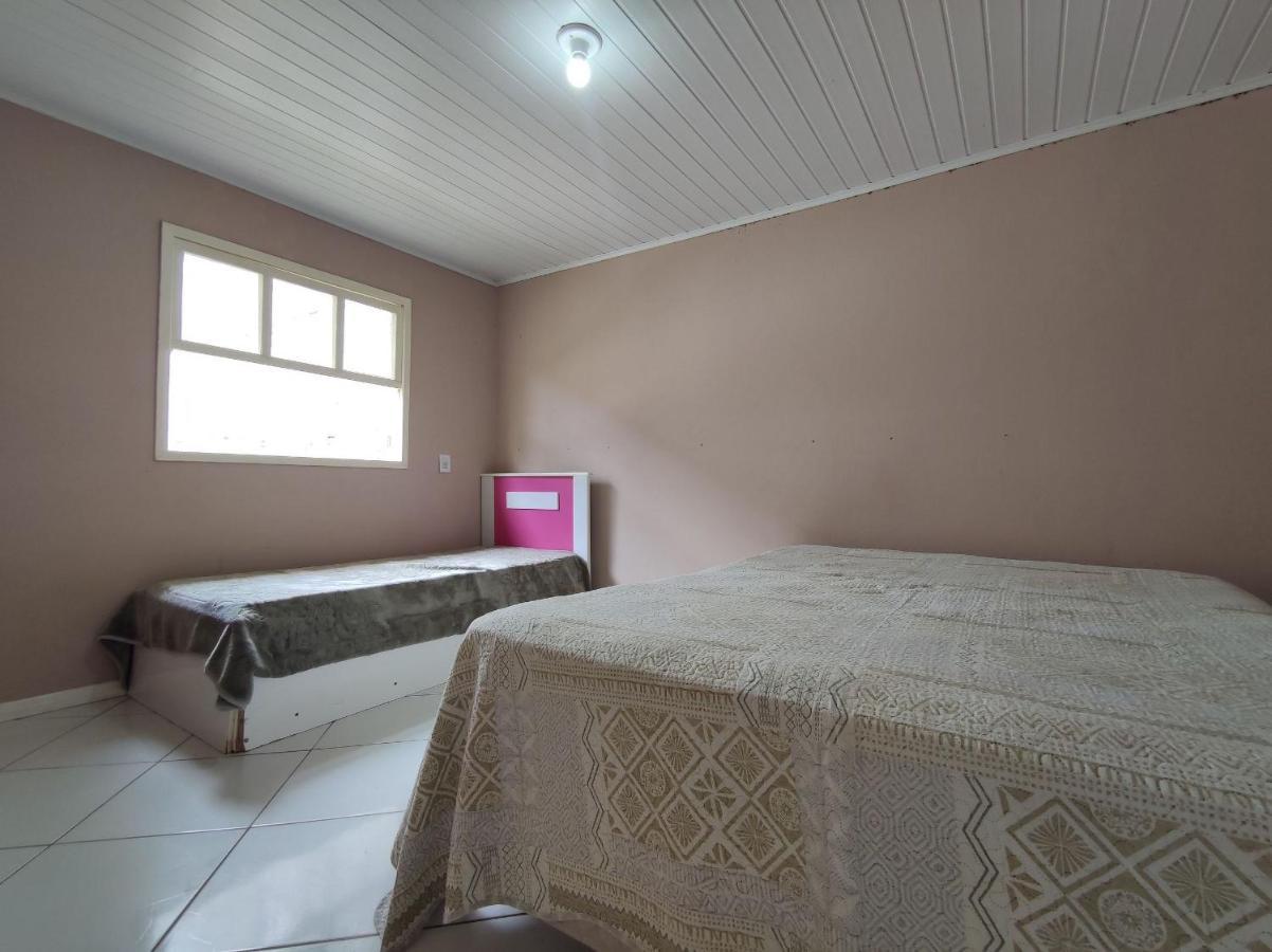 Casa a apenas 7 quadra da Praia da cal com ar e 2 dorm por Imóveis Alex Amaro Torres Exterior foto