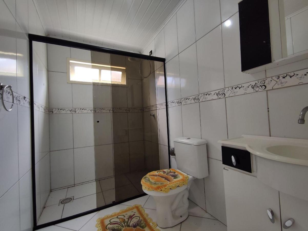 Casa a apenas 7 quadra da Praia da cal com ar e 2 dorm por Imóveis Alex Amaro Torres Exterior foto