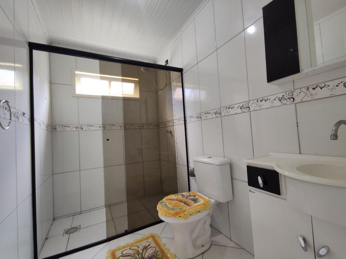 Casa a apenas 7 quadra da Praia da cal com ar e 2 dorm por Imóveis Alex Amaro Torres Exterior foto
