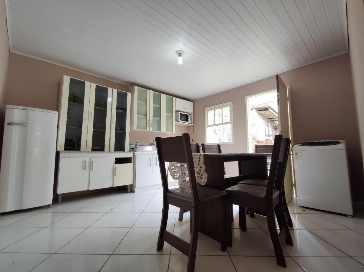 Casa a apenas 7 quadra da Praia da cal com ar e 2 dorm por Imóveis Alex Amaro Torres Exterior foto