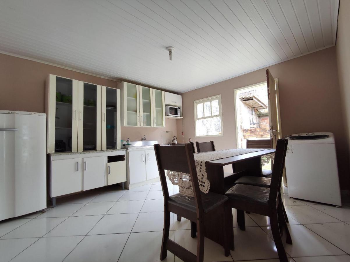 Casa a apenas 7 quadra da Praia da cal com ar e 2 dorm por Imóveis Alex Amaro Torres Exterior foto